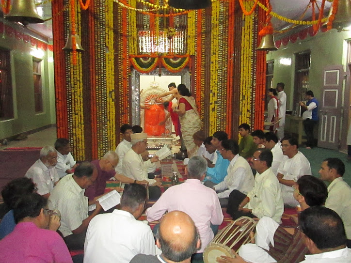 Kaakad aarti - waking up the Lord with the choicest of hyms
